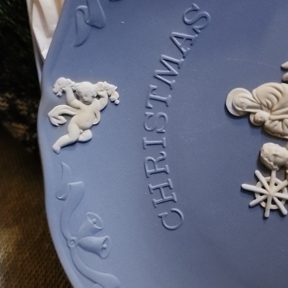 Wedgewood 2000 collectors plate raised angels mary joseph and baby donkey detail - Picture 4 of 7